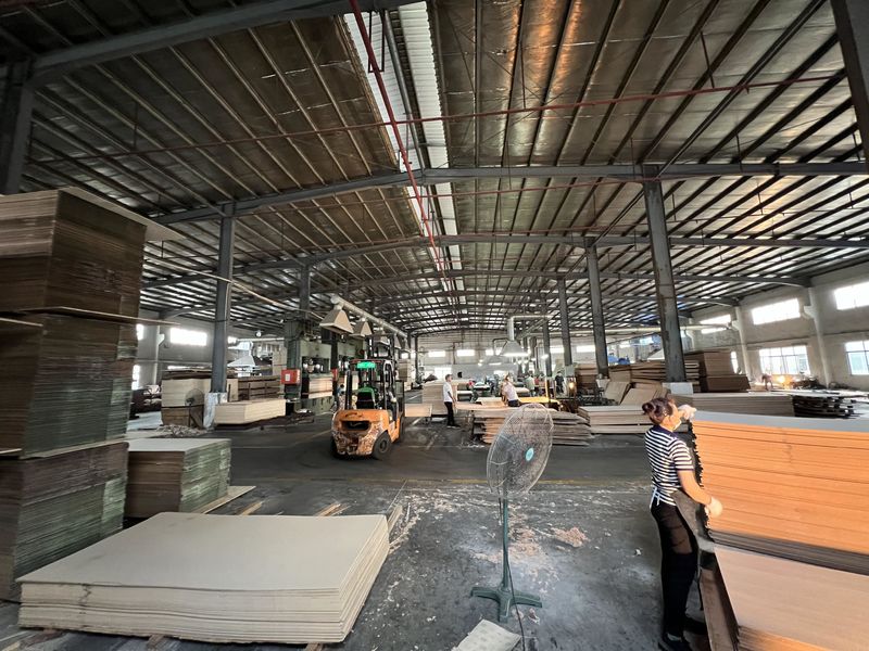 Dongguan Lingfeng Wood Industry Co., Ltd. 제조업체의 생산 라인